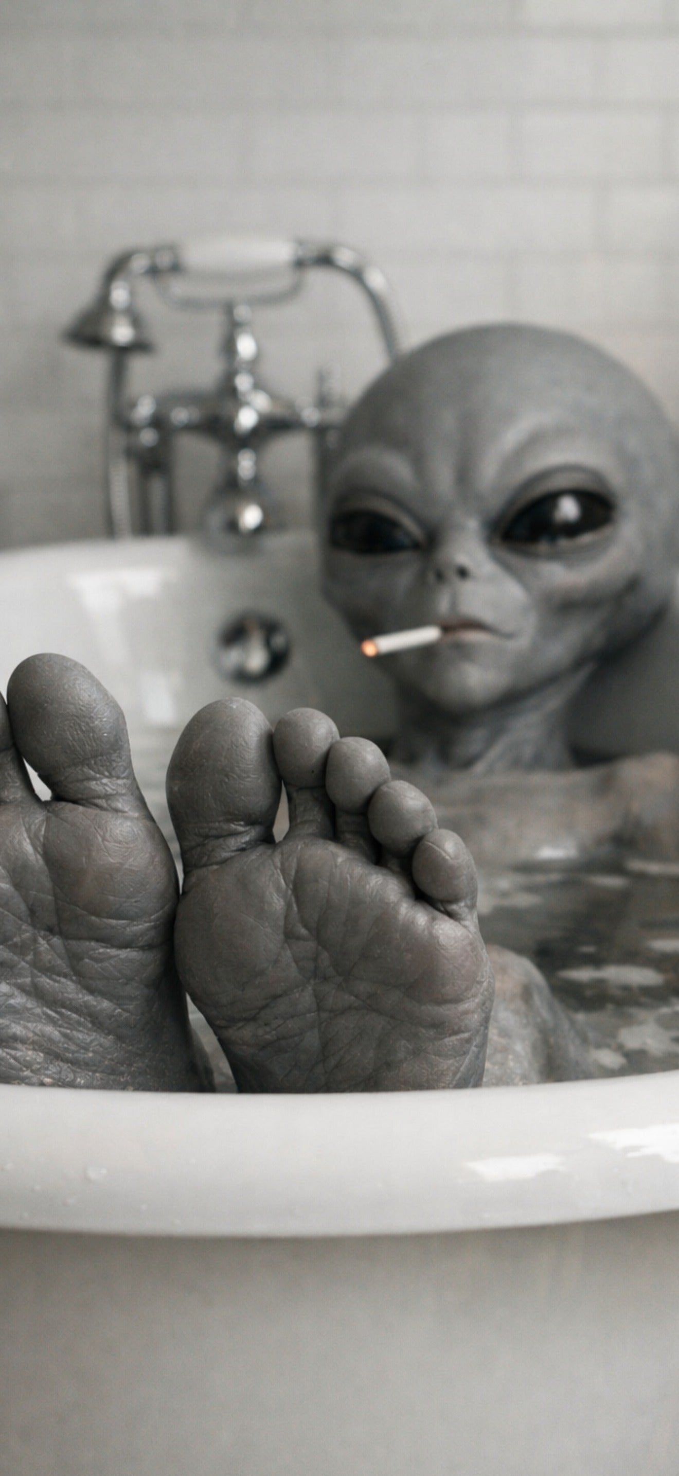 Alien in tub Wallpaper