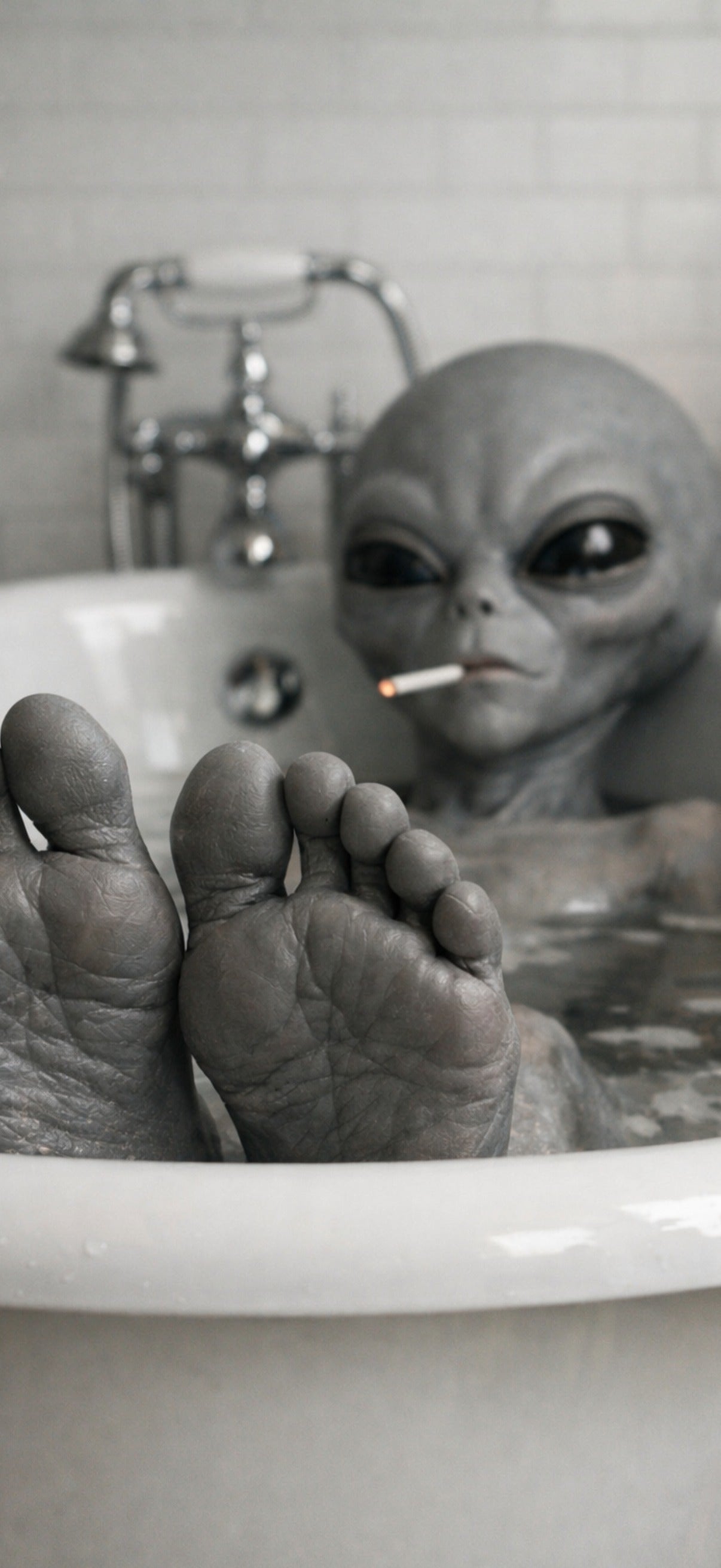 Alien in tub Wallpaper